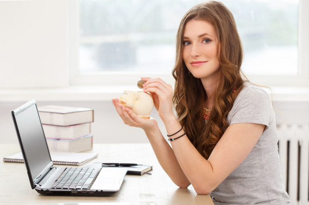 student-attractive-girl-by-the-table_144627-7972.jpg